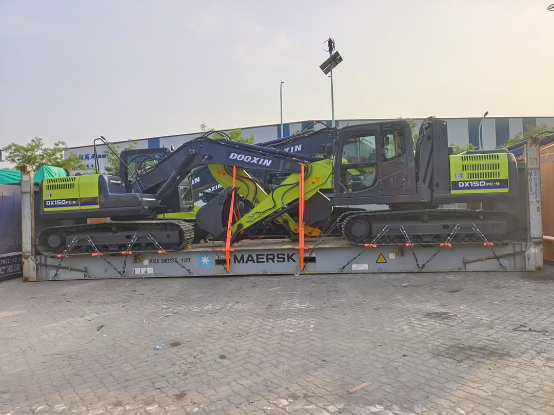 15 tone, 23 tone excavatoare gata pentru expediere în Orientul Mijlociu