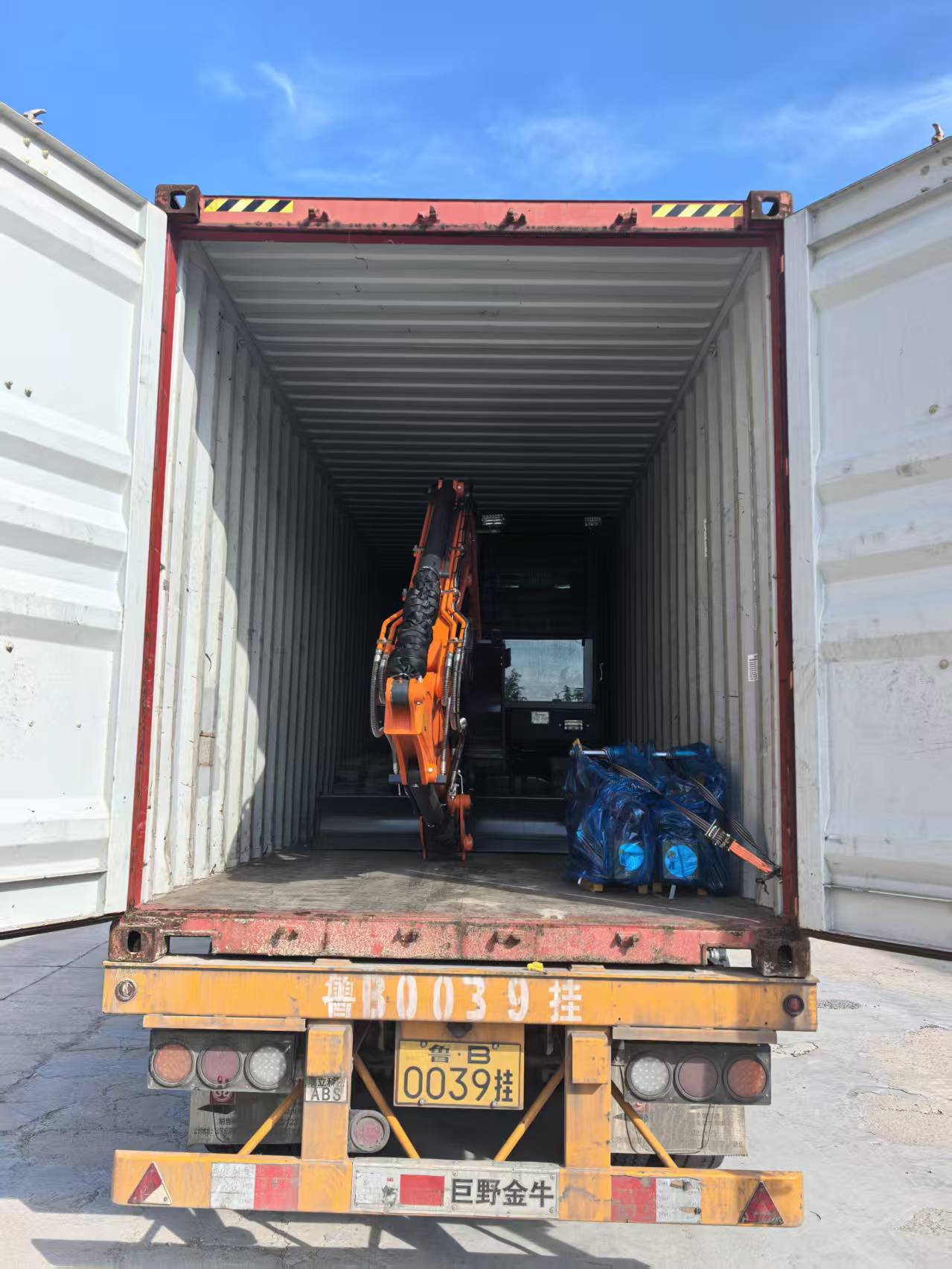 Au fost expediate două excavatoare de 6,5 T