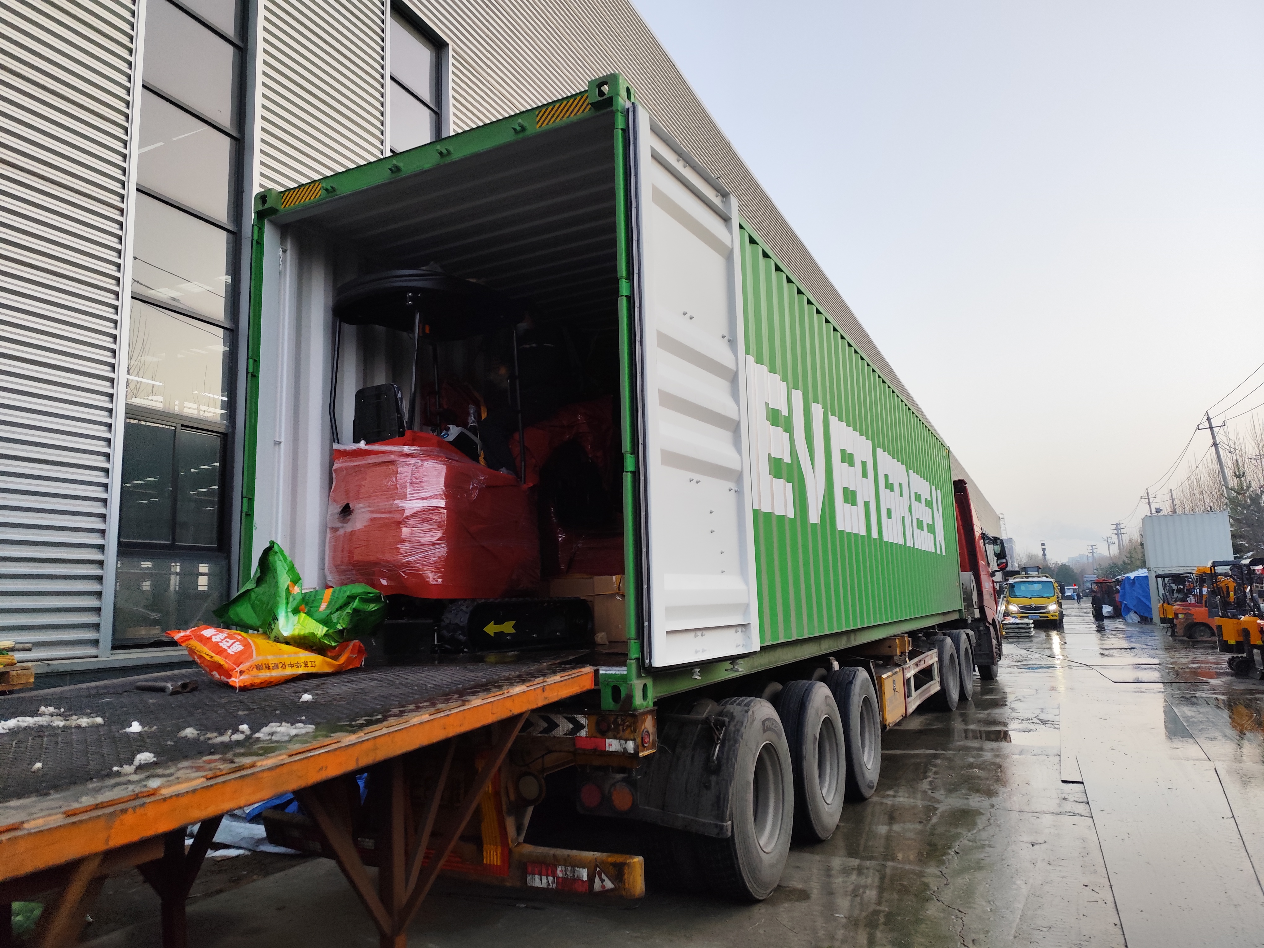 Producția de miniexcavatoare a clientului francez a fost finalizată și expediată