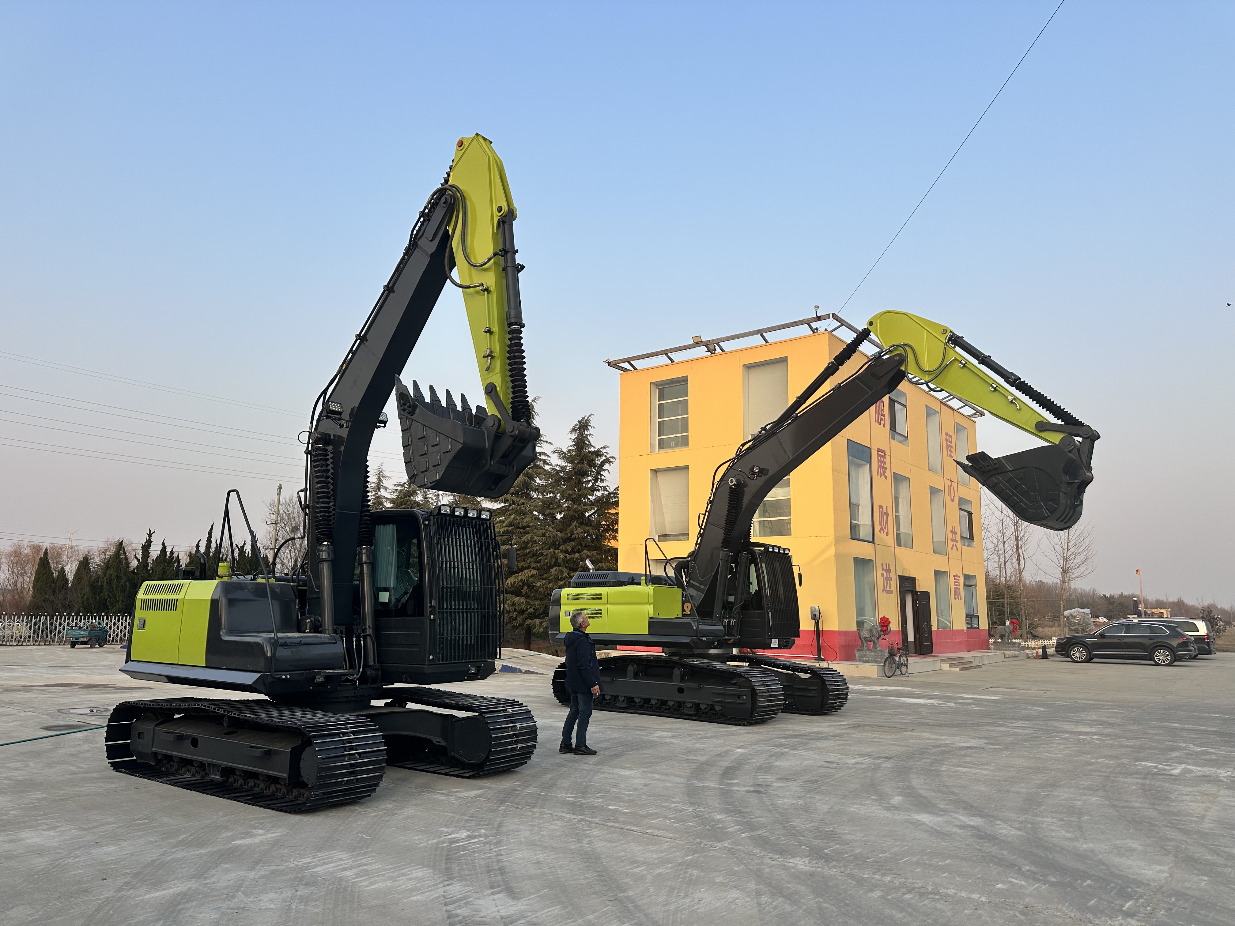 Clienții europeni plasează comenzi Excavatoare DX370 și DX230