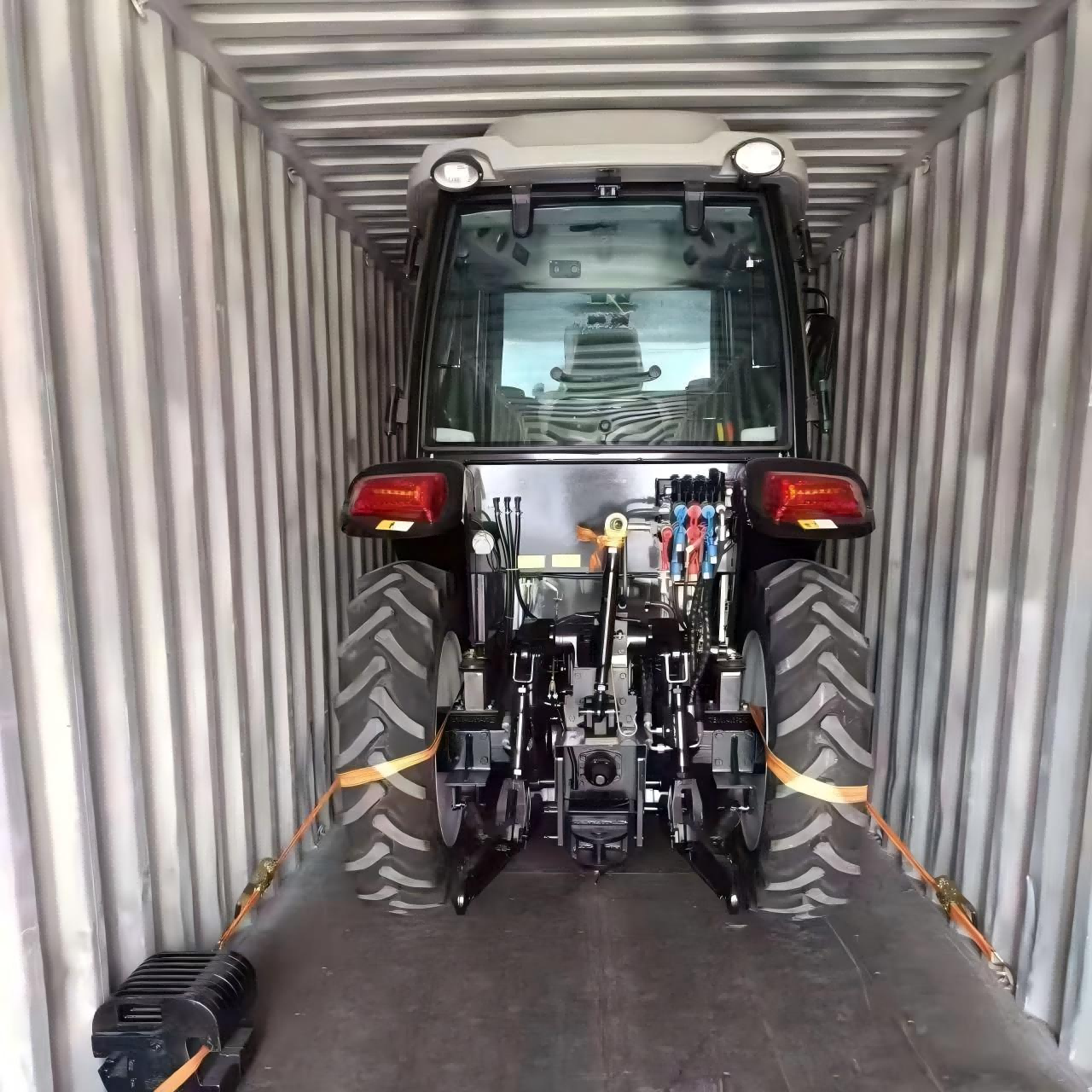 A fost livrat tractorul de 50CP personalizat pentru clientul panamez.