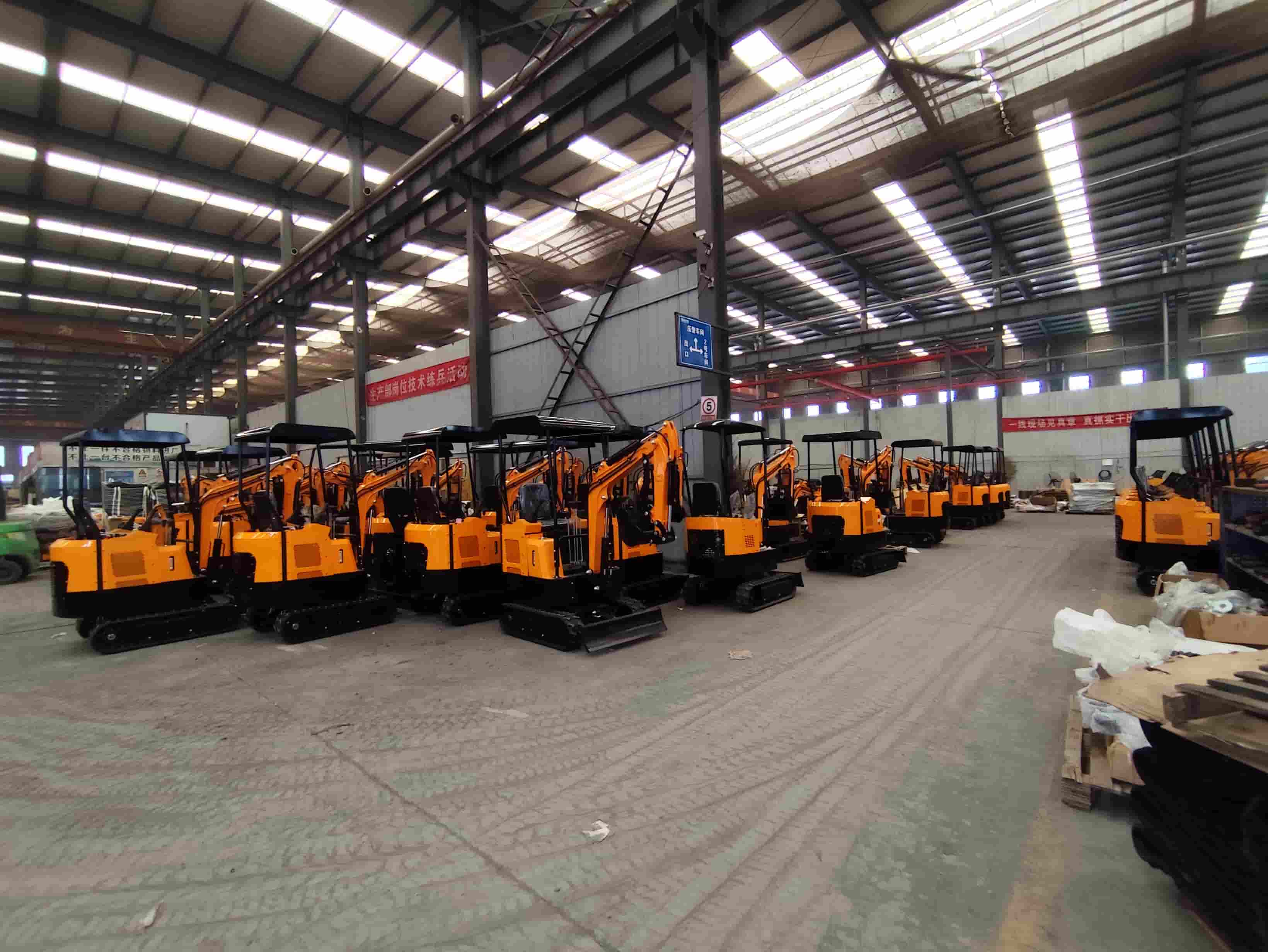 Liniile de producție sunt pline de activitate pe măsură ce comenzile de miniexcavatoare Glorymax în străinătate cresc în mod constant.